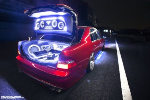 Oameni şi maşini: Lexus LS animat de LED-uri şi neoane